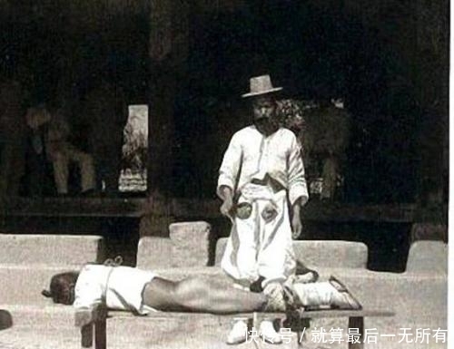 老照片|清末老照片:犯人打板子还被抓住脚,现实的衙门小的不可思议