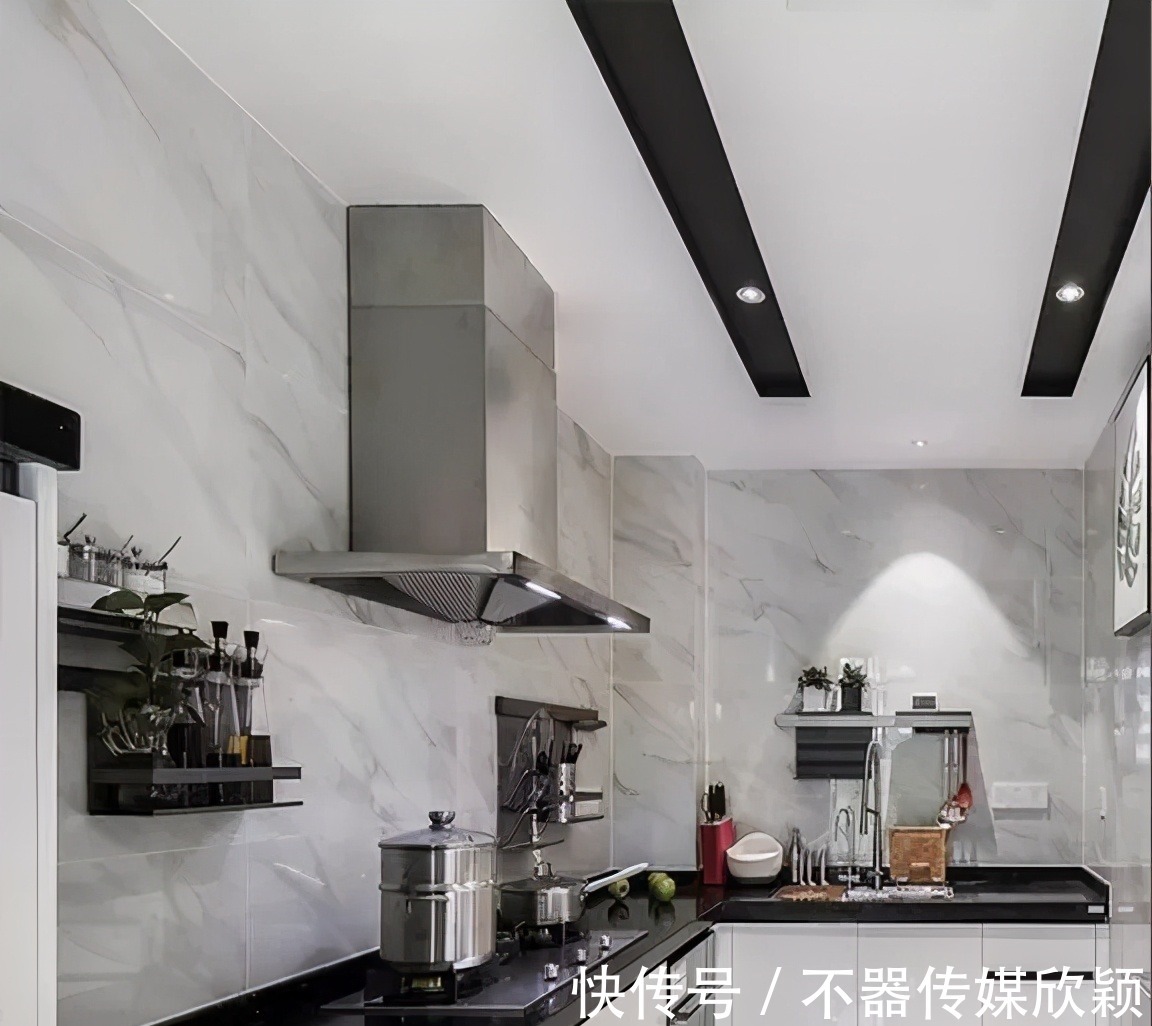地垫|越来越多人厨房都不装吊柜了，有钱人都流行这样装，效果真棒！