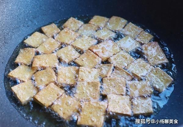 做法|三伏天，豆腐别在炖了，教你教你豆腐新做法，不炖不煮，比肉还香