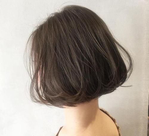 女性洗完头发后，应该自然风干还是吹风机吹干好？很多人做错了