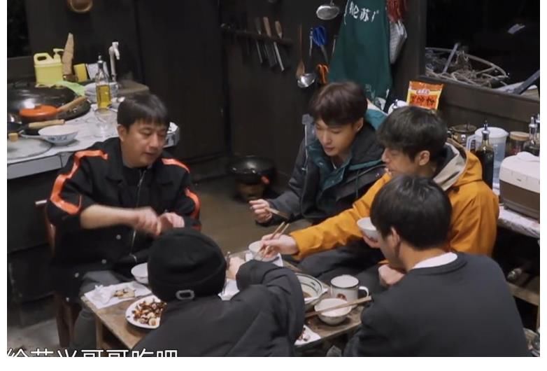 八佰|《向往5》隐藏很深的嘉宾,总票房86亿制片人,却跟晚辈挤车斗