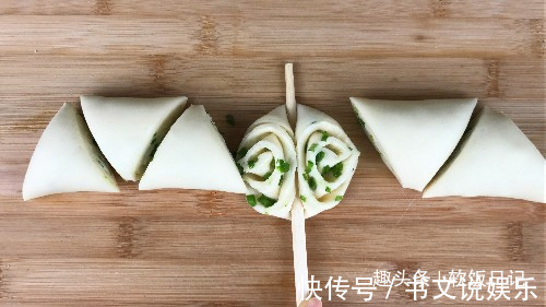 想吃花卷不会拧教你一绝招,筷子一压,简单快速,太方便了