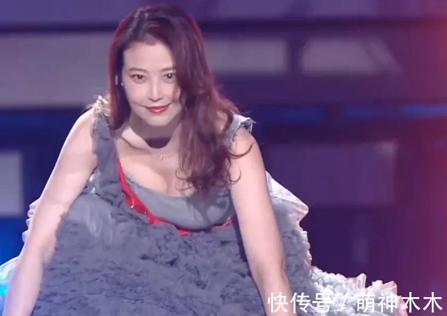 北京購(gòu)物晚會(huì)狀況多：白敬亭唾沫星子直飛，周海媚害怕升降臺(tái)嚇爬