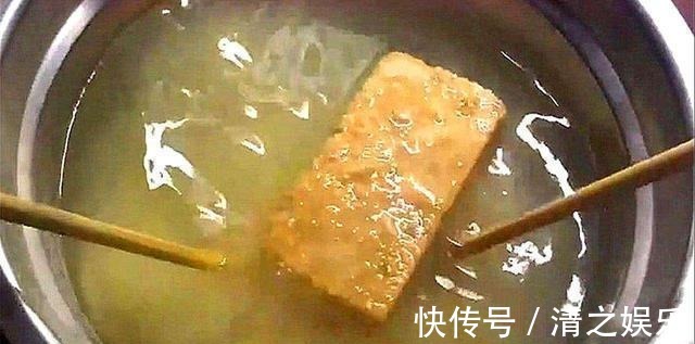 一块军用压缩饼干到底有多抗饿?放进沸水十几分钟,终于明白了!