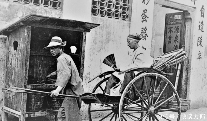 老照片|晚清时期老照片:图三一群男人喝酒划圈,最后是风尘女子