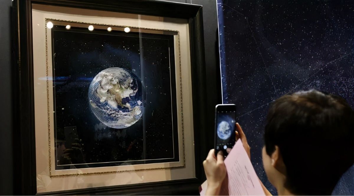 中国传统文化 她用一根针画出近万种颜色的星空，却拒绝美国航天局购买