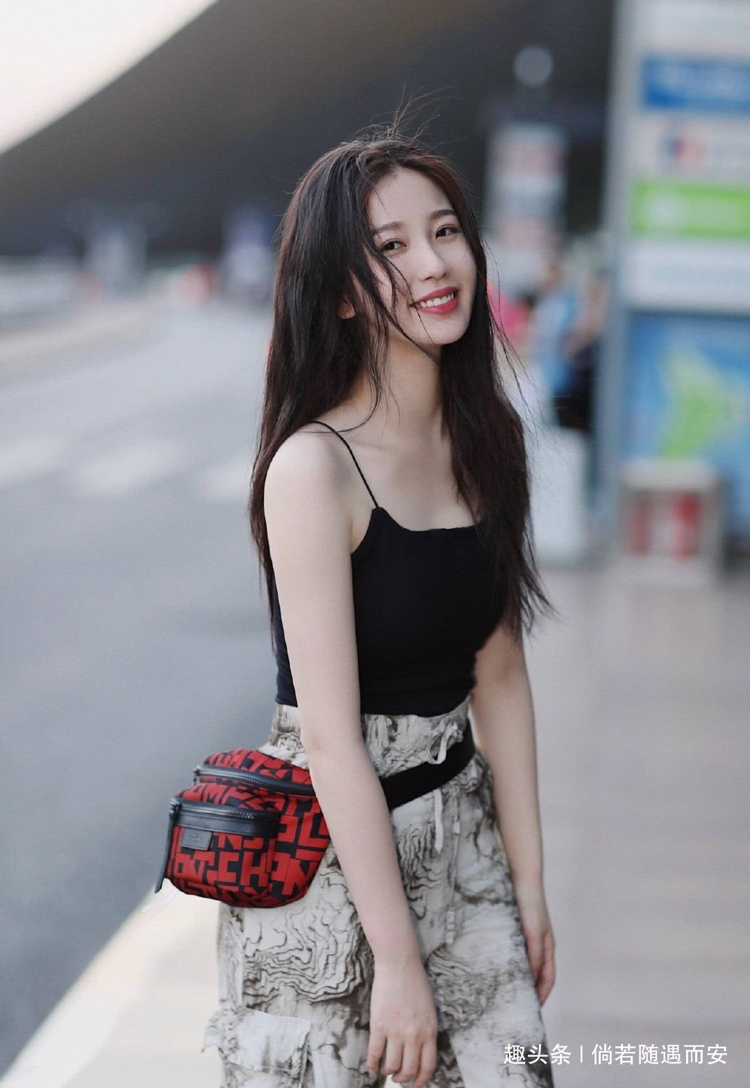 工装裤|街拍少见的吊带搭配水墨画工装裤,女生穿起来别有一番风味