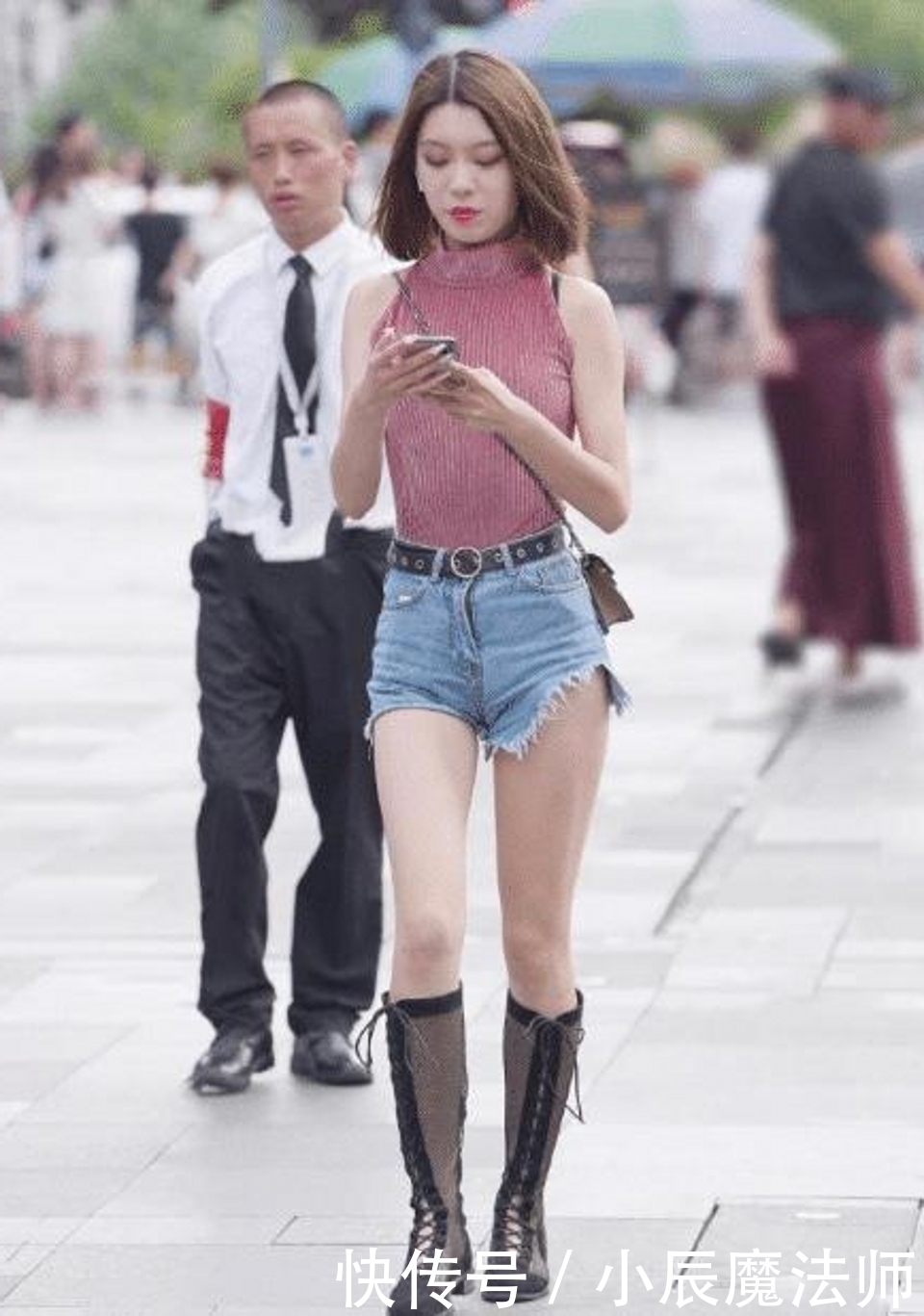 搭配|路人街拍,美女格子衬衣搭配热裤,简单又随性