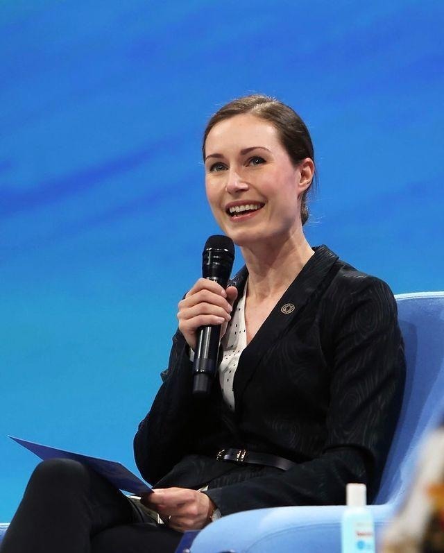 芬兰|35岁芬兰女总理亮相,穿争议西装时髦打底抢镜,换新发型太优雅