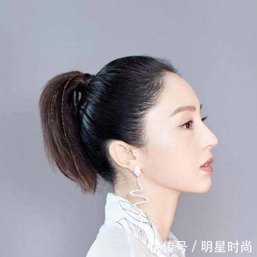 衬衫 身穿一件印花设计的白色衬衫搭配白色半身裙,温柔又时髦