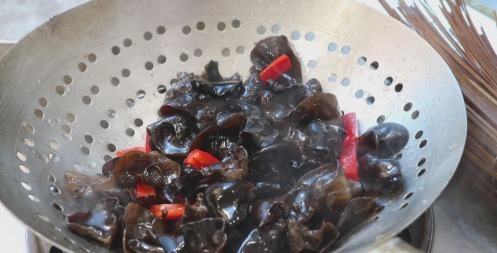 木耳|芹菜拌木耳好吃有绝招,学会这个方法,鲜嫩脆爽,满满的小技巧