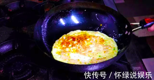 小孩|早餐做鸡蛋豆腐饼，小孩和老人都爱吃，上桌不到3分钟就抢完了!