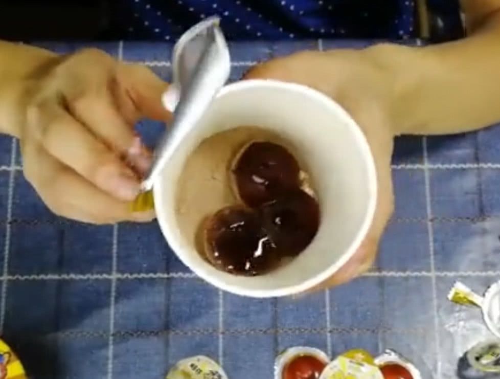 只能|小伙试吃怀旧零食“摇滚冻”,终于知道为什么一次只能摇一颗了