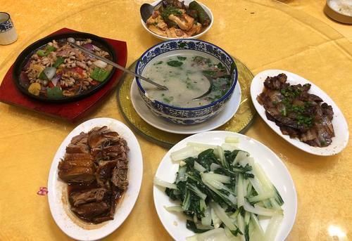 表姐非要请爸妈下馆子吃饭,5人吃了210,爸妈吃完都说赞