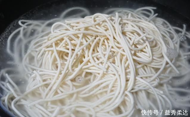 一家三口的家常晚餐，10块钱做一大桌，朋友说你家老公女儿真幸福