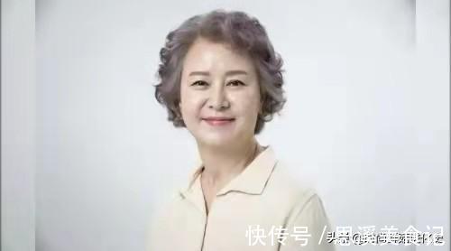 超短发|60岁左右的女人，过年别再烫“大妈卷”！四款减龄发型，更好看