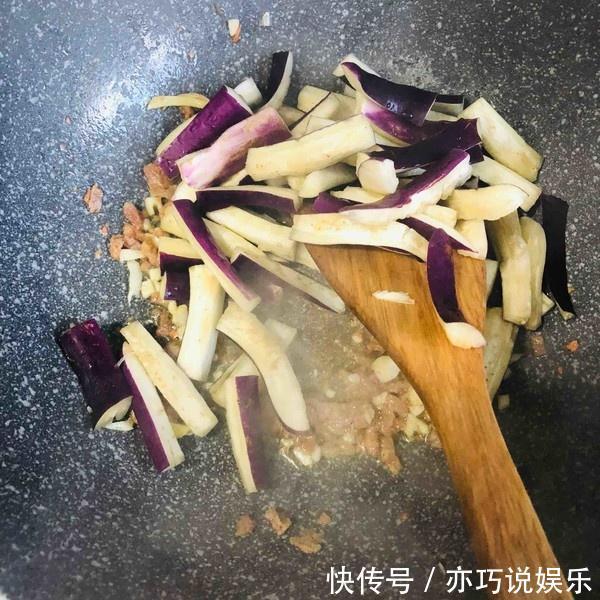 茄子还是这样做最好吃，孩子隔三差五吃，上桌就想抢光！