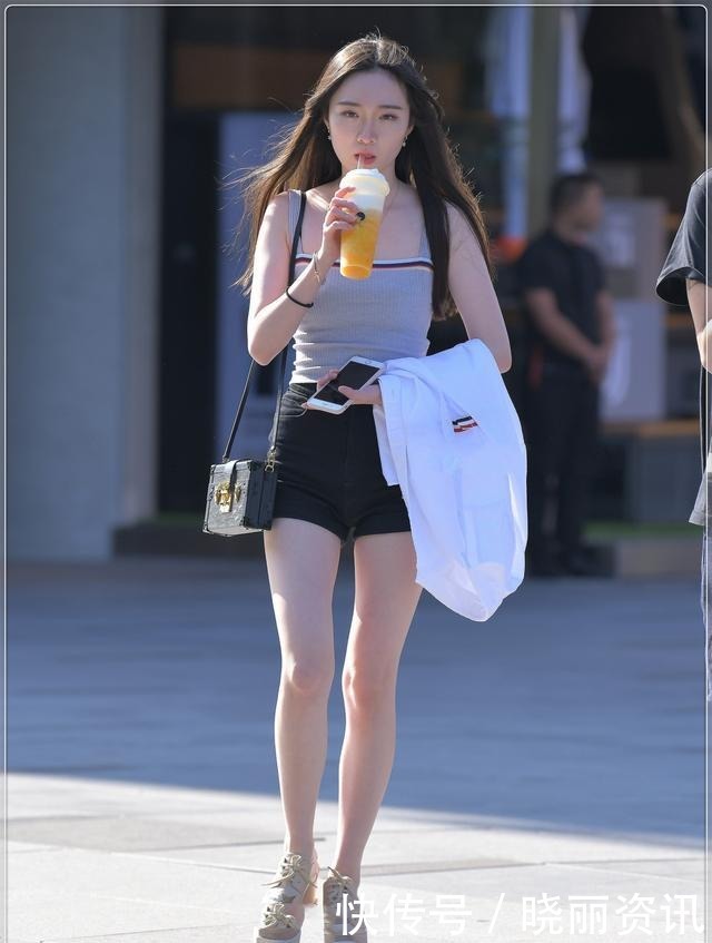 版型|灰色吊带搭配黑色修身裤，发挥出简约时尚甜美的少女感
