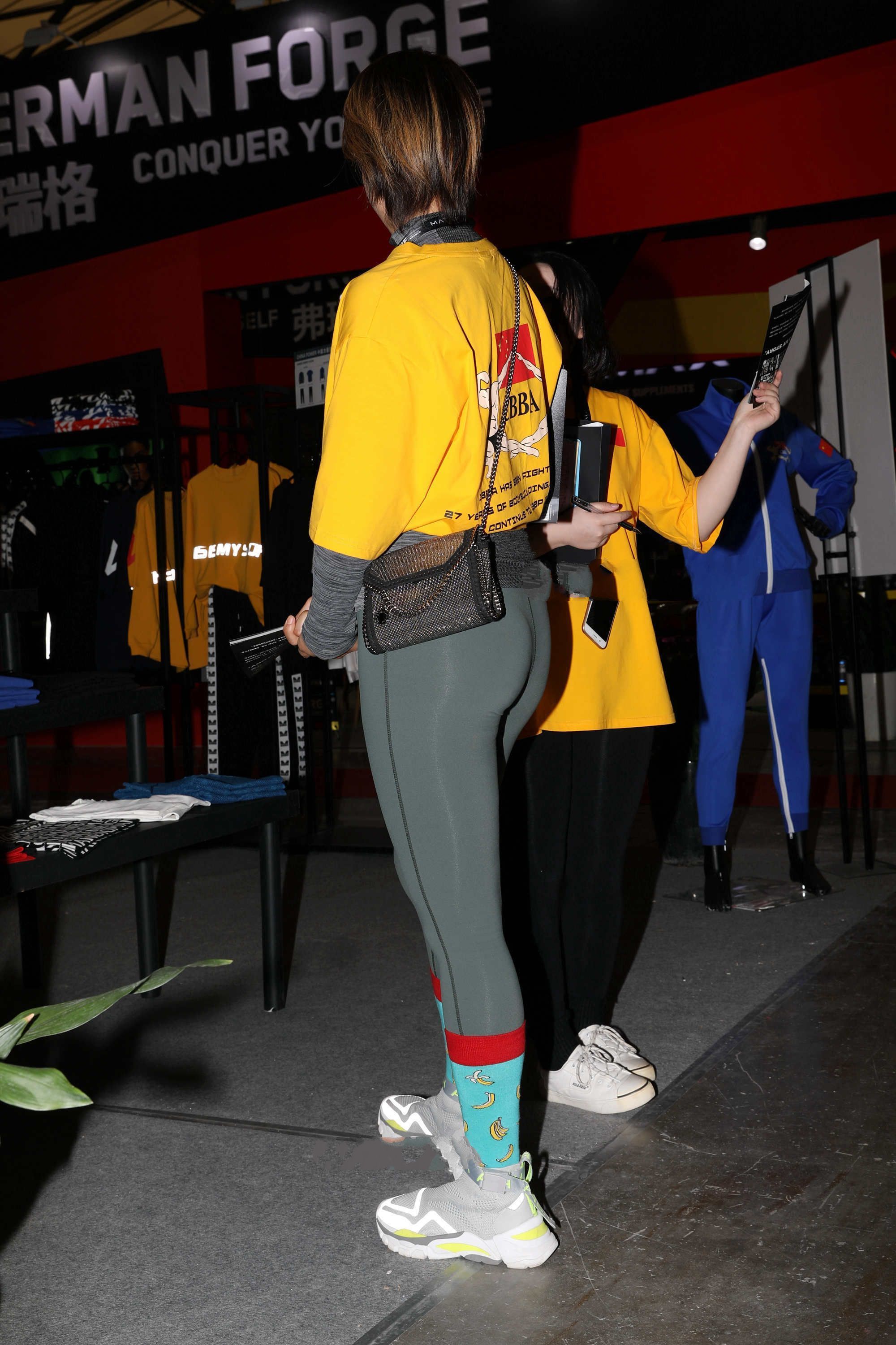 暖色调穿搭阳光又热情, 配合运动穿搭, 更显青春活力