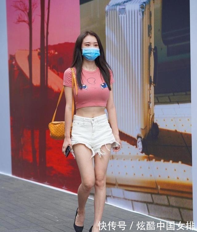 短裤要配短T恤，显身材，洋气！