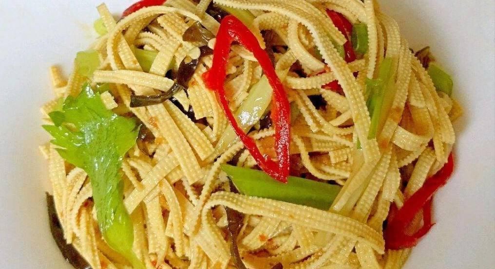 炒海带时加一宝，血管通畅了，大肚子平了，不想满脸皱纹可试试