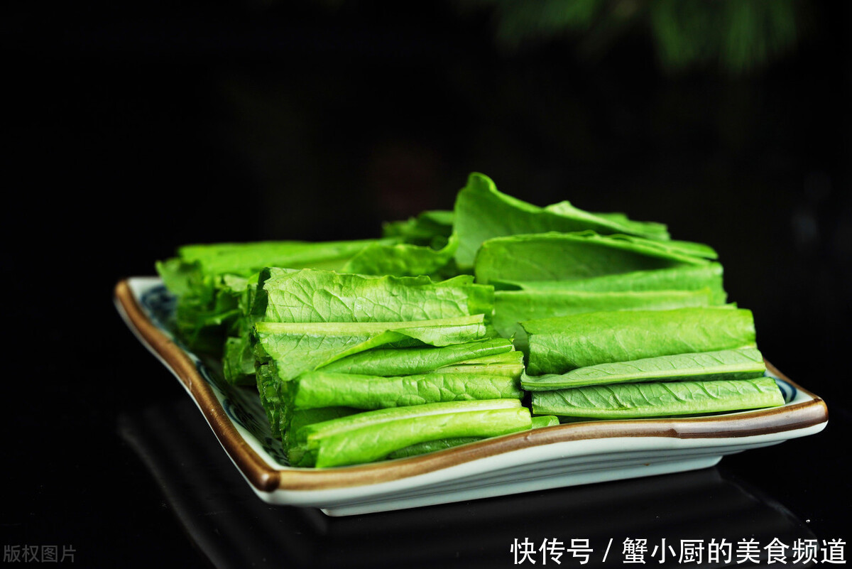 原汁原味|油麦菜怎么做好吃?教你2种技巧和再下4种调料,做出锅比肉还鲜