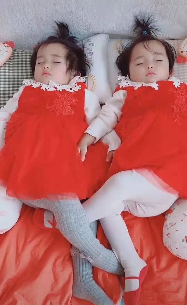 趴着睡觉|双胞胎姐妹一本正经睡着后，宝妈掀开被子后，被姐妹俩的睡姿逗笑