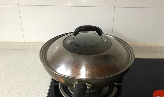 加料酒|红烧肉是先煸肉还是先炒糖色？学会正确做法，肥而不腻颜色红亮