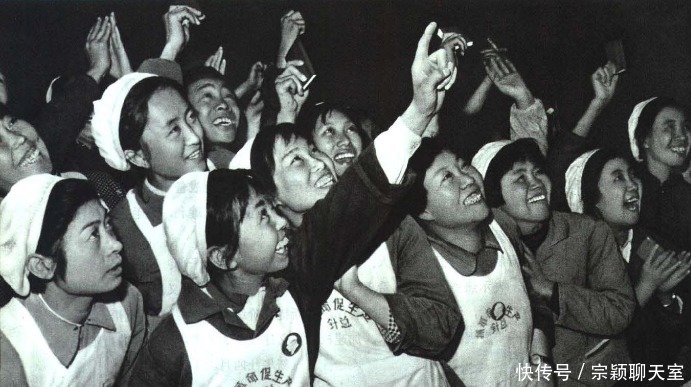 老照片我国第一颗人造地球卫星发射成功全国一片喜庆