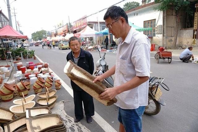 大集上老人卖多年不见的稀罕物，以前你家也有，75元一个值吗？