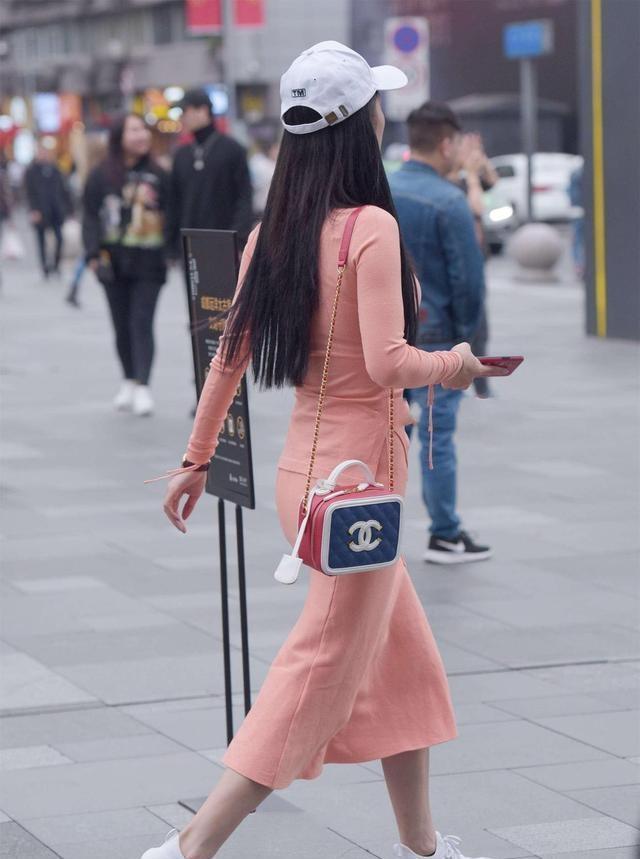 连衣裙的装扮精致耐看不浮夸, 一点也不张扬