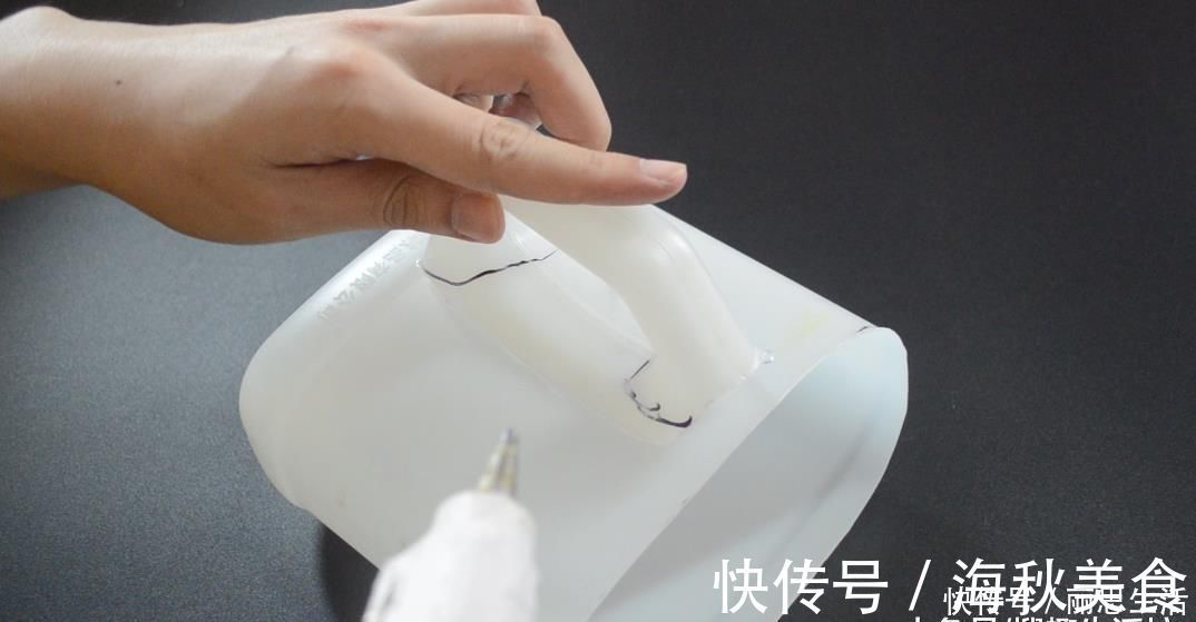 瓶子|酱油瓶子别扔了, 剪几刀放在家里有妙用, 一家人都要抢着用