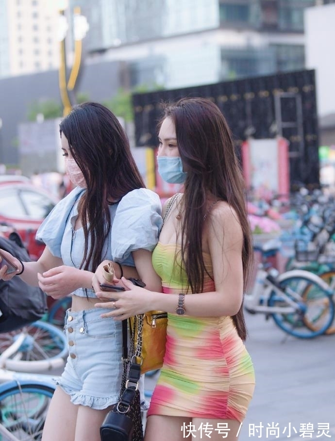 连衣裙 美女五彩斑斓的连衣裙,用“金属”打造一定很耐穿