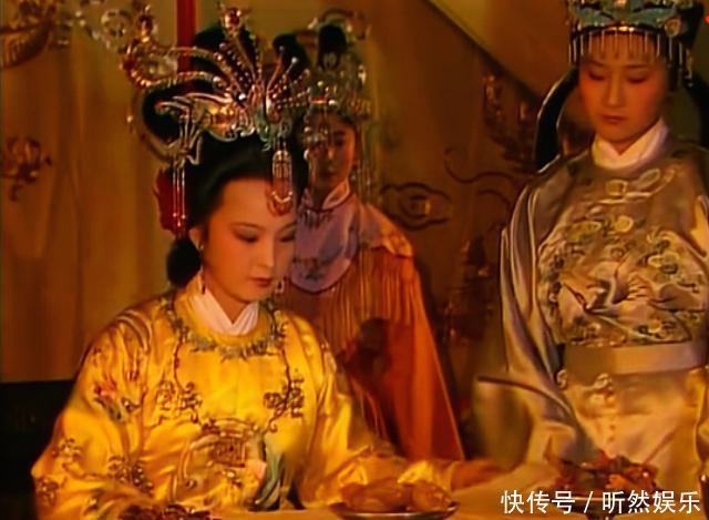 贾宝玉作诗犯难,宝钗、黛玉帮忙作弊,都是才女,但品性相差悬殊