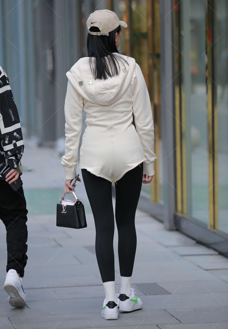 耳饰|小姐姐初秋的穿搭很时尚,黑色打底裤搭配白色的上衣,还有甜美的笑容