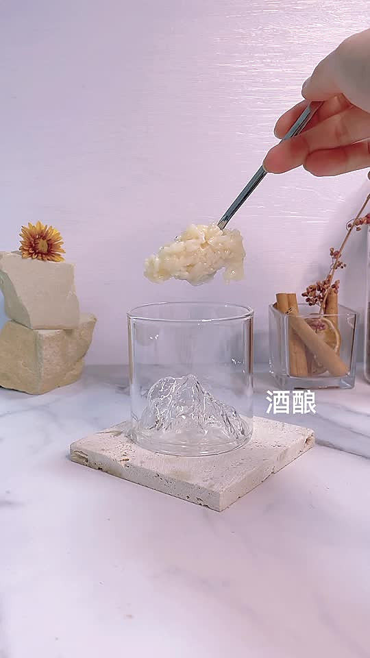 草莓牛奶酒酿拿铁