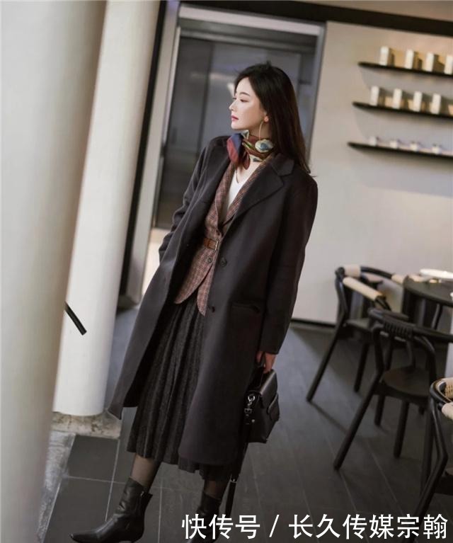 毛衣下面不一定要搭裤子,今年流行“毛衣+半长裙”,气质又高级