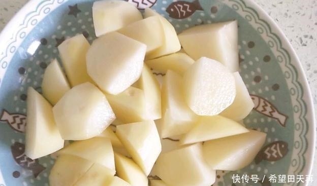 家常地三鲜做法按此方法制作,不但味道好,而且干净卫生