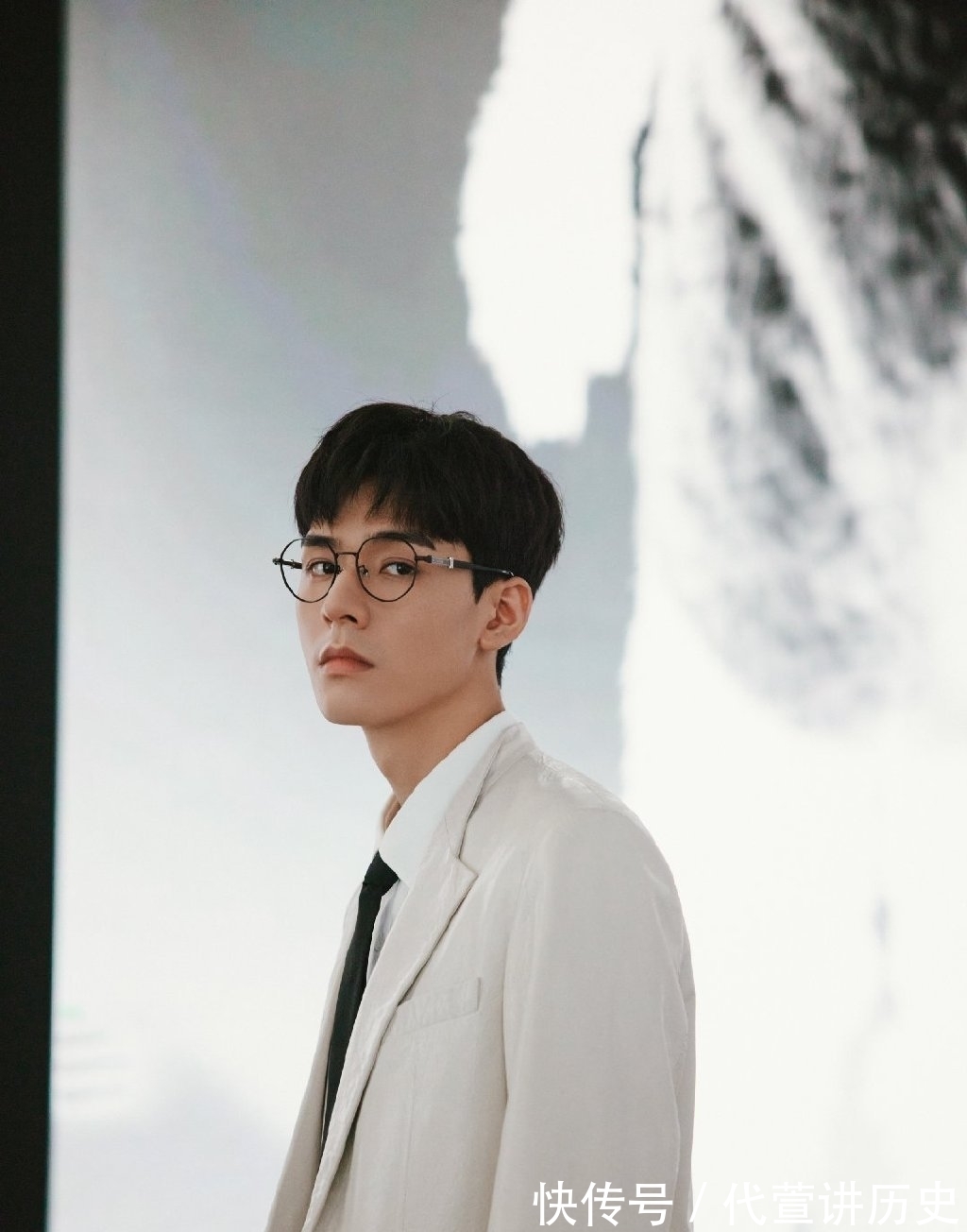 龔俊|龔俊:《中餐廳》快樂中的“打工人”,他這套西裝制服太可了!