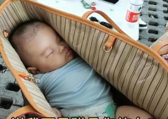 爸妈|最委屈宝宝火了,被路边吃烧烤的爸妈嫌碍事放进包里,网友:心大