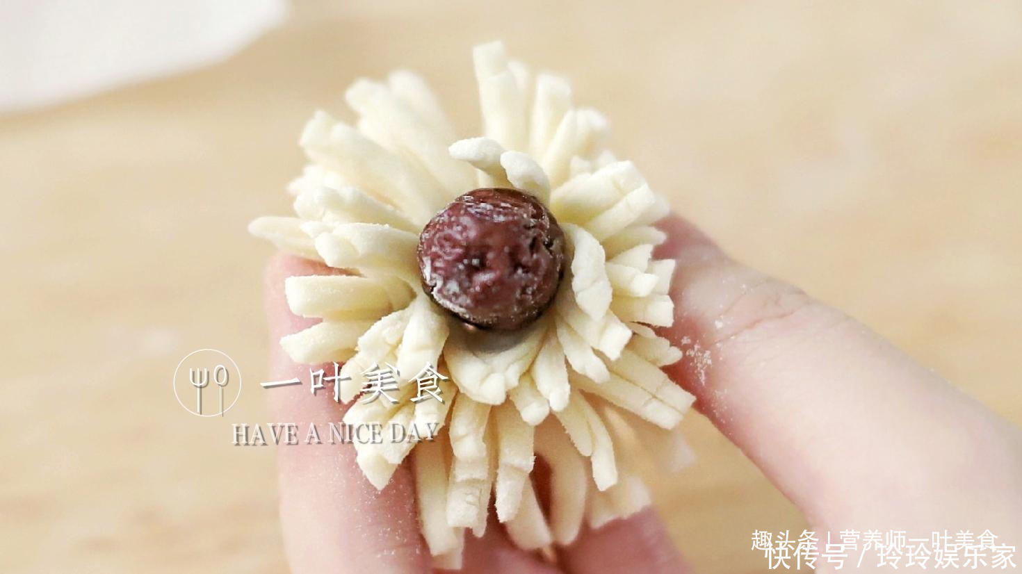 面食|年夜饭花样面食，枣花馍寓意好，做法简单，松软光滑白净红枣馒头