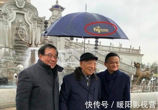 真实身份|马云亲自为其打伞，得知真实身份后网友炸锅了：这才是“大佬”！