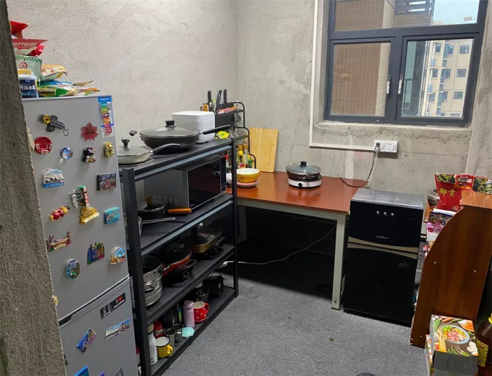 住进|90后小伙买下毛坯房,不装修直接住,网友:确实是牛啊