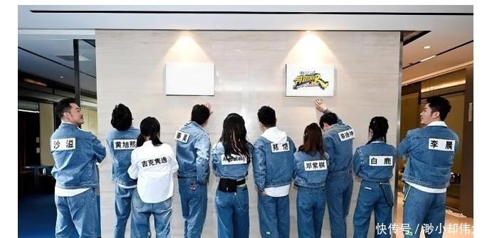 郑恺进入会议室,下意识走向baby身边,完全忽视导演安排的位置