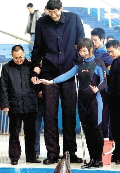 篮球队|2米36巨人鲍喜顺,不听医生劝阻执意生下一子,如今儿子怎么样