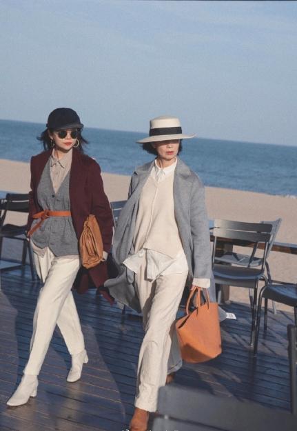 母女 女人过了50岁放下毛衣牛仔裤,看这对''母女''搭配,高贵又减龄