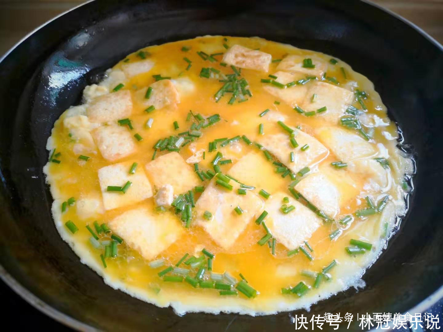  早餐|早餐别出去买了，2个鸡蛋一块豆腐，快速又营养，全家都喜欢！