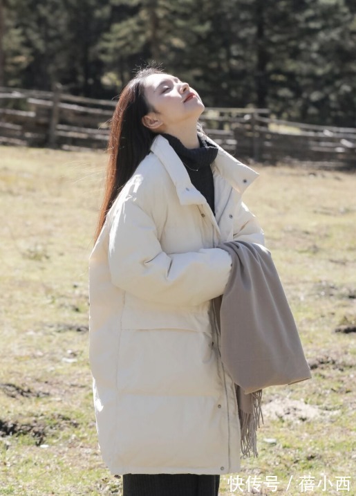 针织衫|女人穿“羽绒服”要注意2点,一是内搭二是下装,学会了很显气质