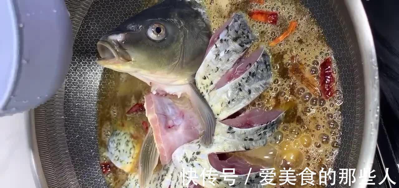 家常版酱焖鲤鱼的做法,鲜嫩味美酱香入味,一道超级美味的下饭菜