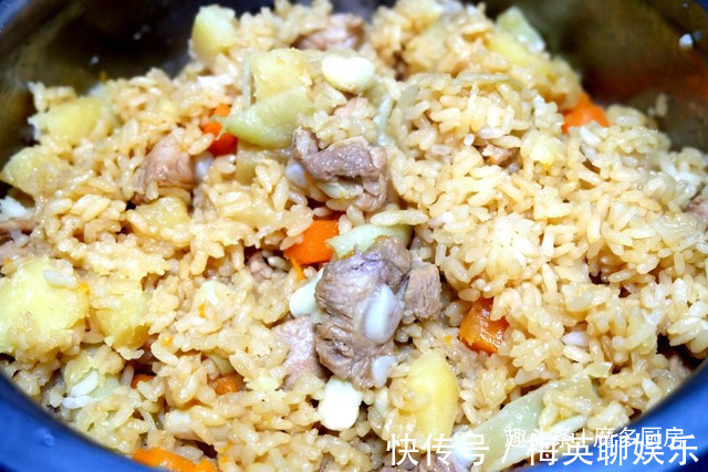 电饭锅只蒸白米饭太浪费,4种食材和大米同煮,有肉有菜香喷喷